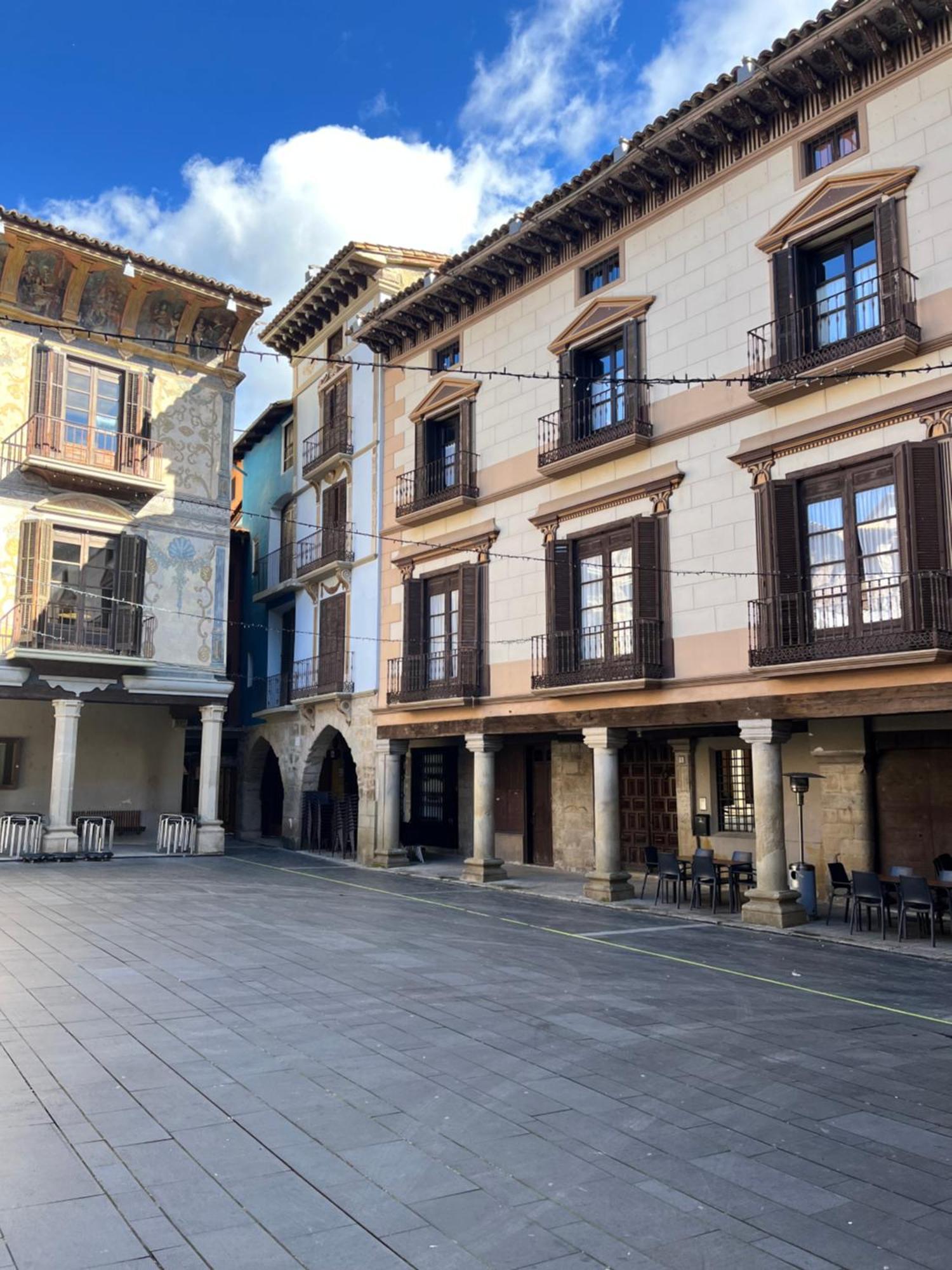 Apartamentos Angelus Plaza Mayor De Graus Buitenkant foto